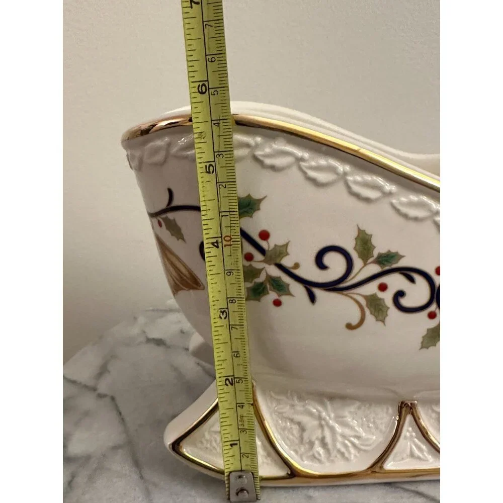 Mikasa Fine Porcelain Holly Sleigh Centerpiece KT410– New in‎ Box
